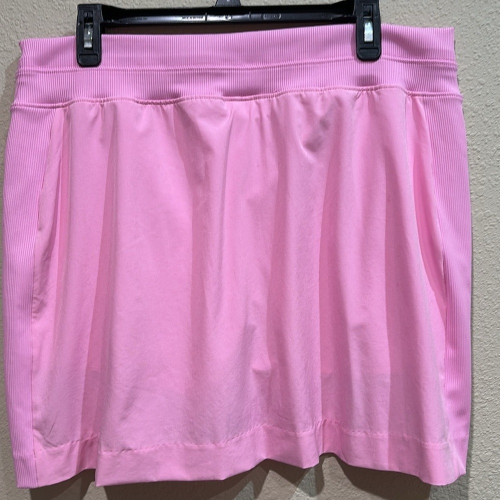 Nwt perfect Pink skort. Skirt with shorts built in. 4 way stretch. Mid rise